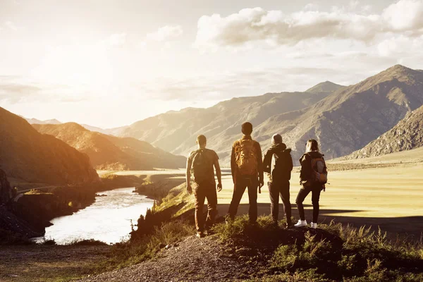Groep vier mensen bergen reizen concept — Stockfoto