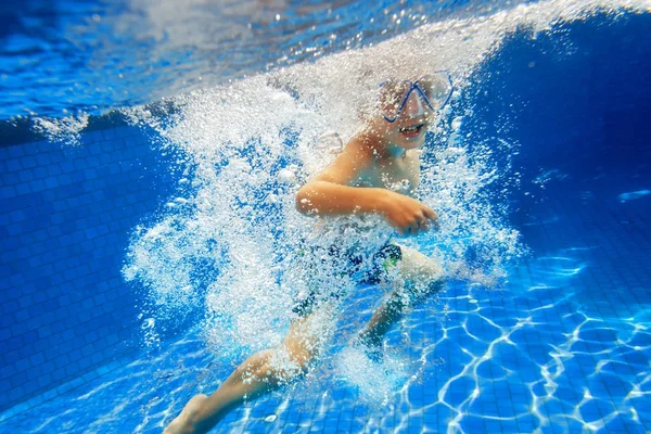 Gyermek úszik a medence víz alatti — Stock Fotó