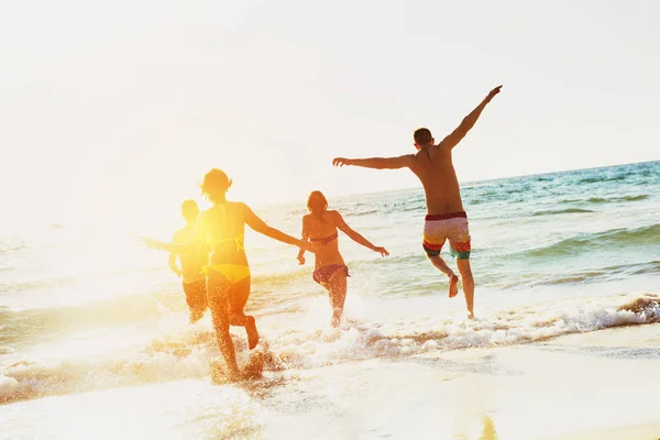 Szczęśliwy przyjaciół morze plaża wakacje — Zdjęcie stockowe