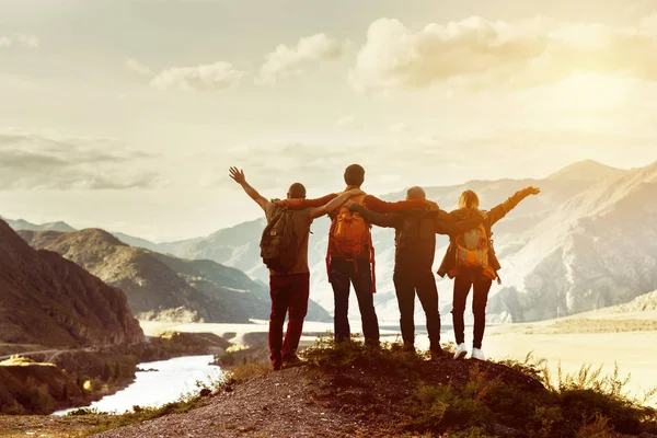 Conceito de expedição de viagem de amigos felizes — Fotografia de Stock