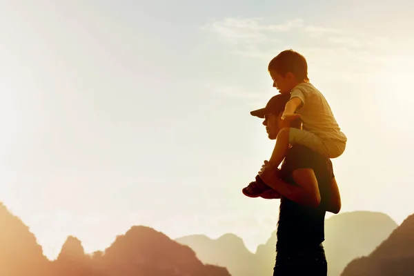 Feliz padre hijo viaje vuelo concepto — Foto de Stock