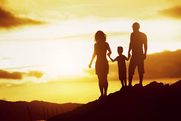 Fils de famille silhouettes coucher de soleil ciel — Photo