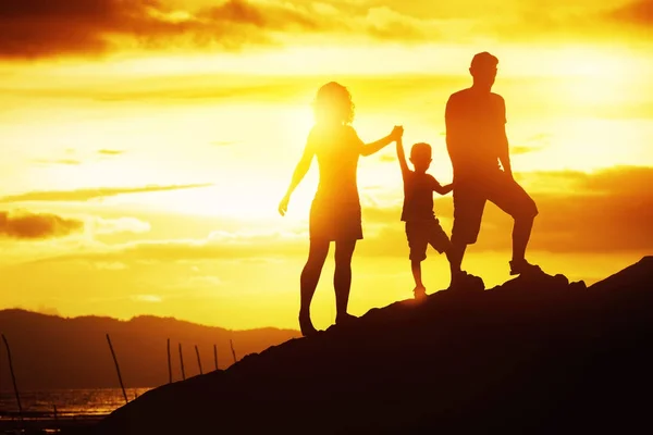 Família feliz pôr do sol praia silhuetas divertidas — Fotografia de Stock