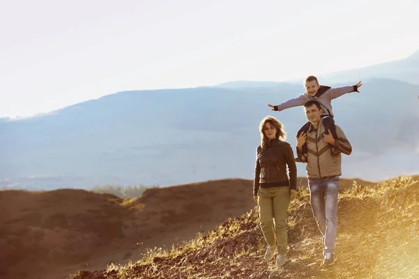 Família feliz andando área montanhas natureza — Fotografia de Stock