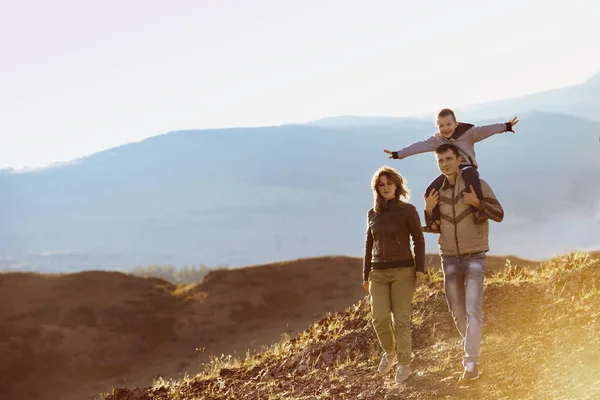 Happy famille randonnée nature montagne zone — Photo