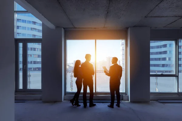 Silhouette coppia agente immobiliare appartamento città — Foto Stock