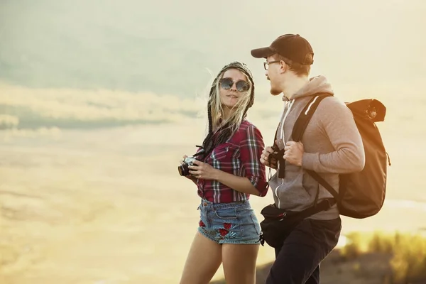 Gelukkig toeristen backpackers paar portret — Stockfoto