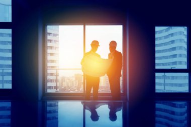 Mühendislik kavramı iki adam büyük ofis pencere