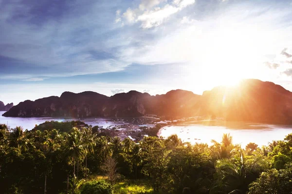 Panoramic view to Phi-Phi Don from viewpoint at sunset time — Stock Photo, Image