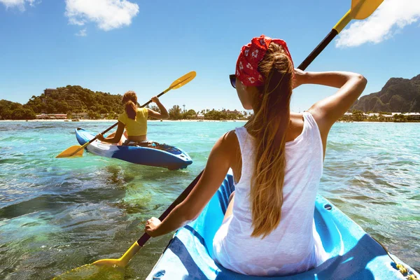 Kayaking reizen tropische zee strand — Stockfoto