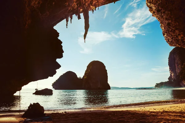 Prachtige landschap van de grot en het strand — Stockfoto