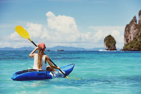 Reizen concept met één meisje op kajak in tropische bay — Stockfoto