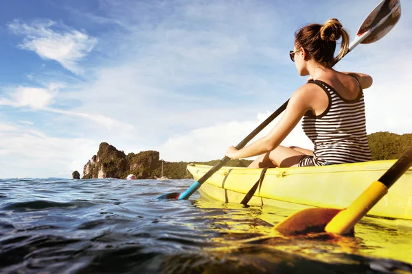 Viagens mar caiaque canoagem conceito — Fotografia de Stock