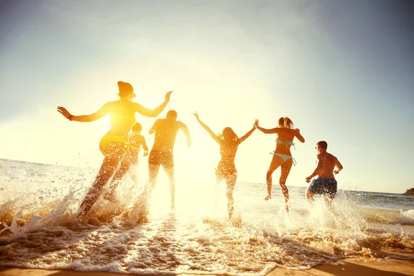 Große Gruppe Freunde Sonnenuntergang Meer Strand laufen — Stockfoto