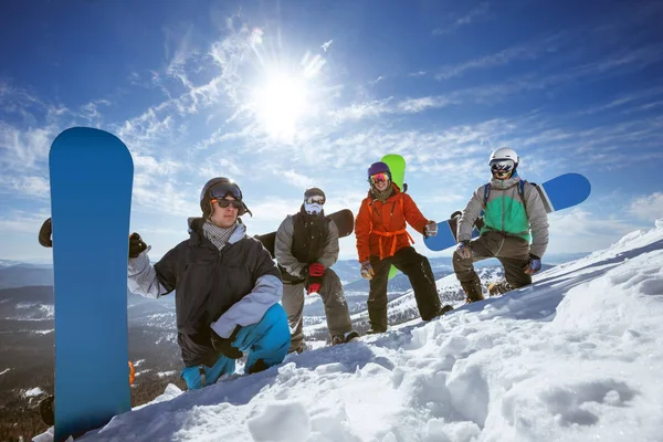 Quatre snowboarders sur la piste de ski — Photo