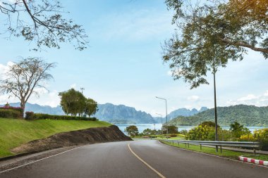 Tropikal dağ manzarası göl ve yol ile