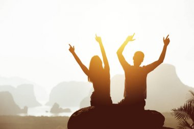 Mutlu çift, dağlar ve Adaları gündoğumu kaldırdı kollarını