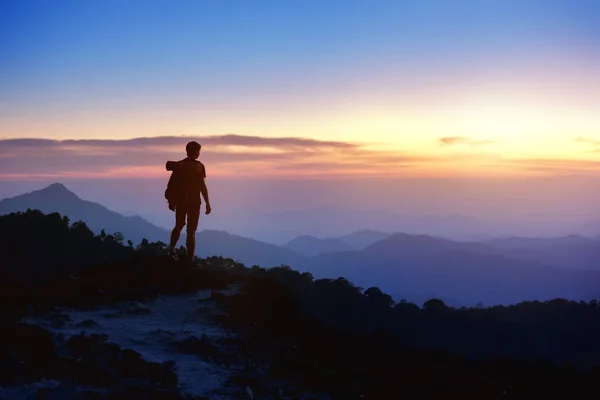 Silhueta Mans no pôr do sol montanhas pano de fundo — Fotografia de Stock