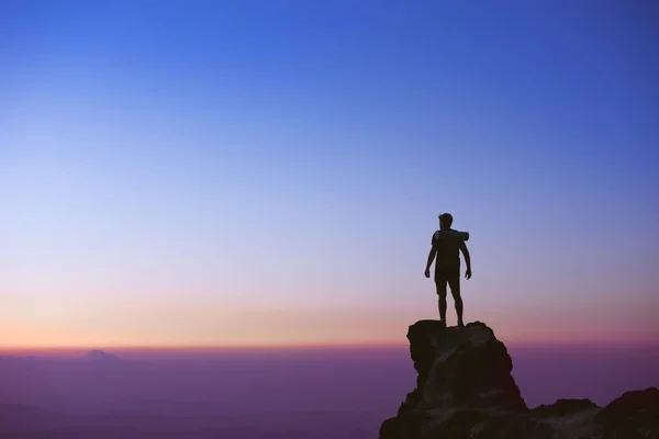 Silhueta Mans no fundo do céu por do sol — Fotografia de Stock