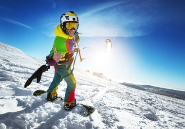 Mutlu kadın snowboard kar uçurtma ile