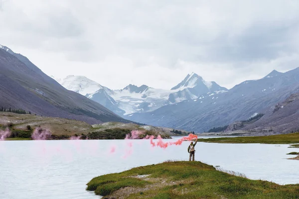 Człowiek z ognia sygnału na tle góry jezioro — Zdjęcie stockowe