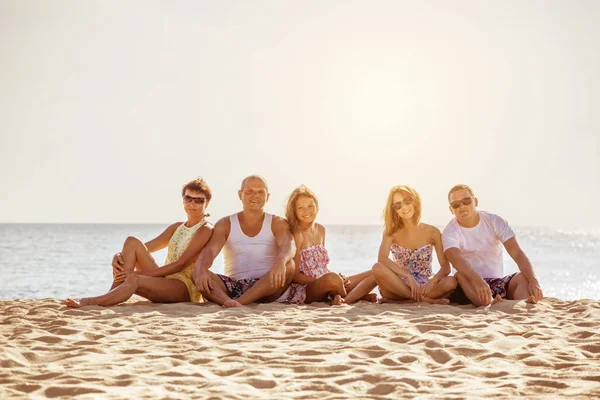 愉快的朋友家庭海滩假日概念 — 图库照片