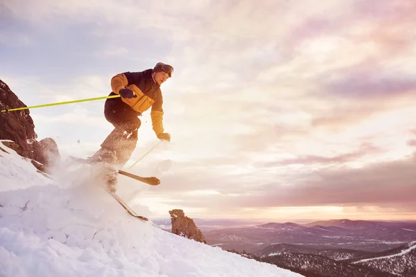 Skiër springt tegen avondrood — Stockfoto