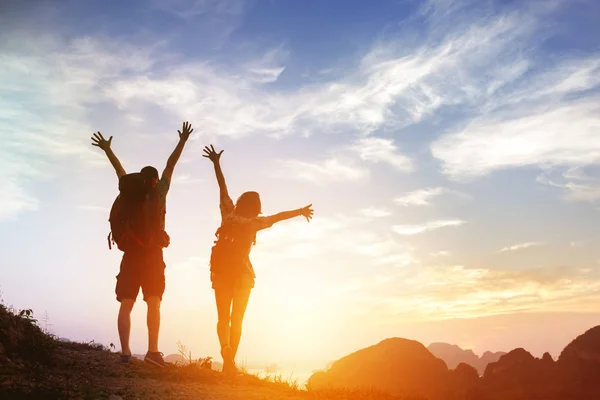 Doi turiști fericiți salută răsăritul soarelui în munți — Fotografie, imagine de stoc