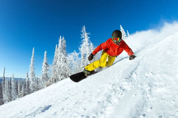 매우 빠른의 snowboarder 스키 슬로프에서 슬라이드 — 스톡 사진