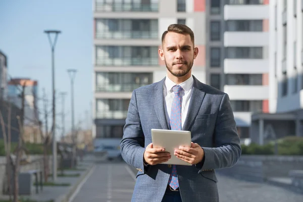 Uomo d'affari o agente immobiliare con tablet contro il nuovo edificio — Foto Stock