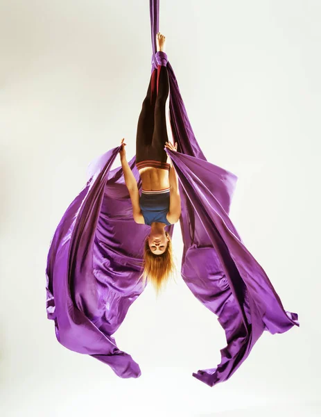 Acrobate gymnaste aérien pendu sur le tissu — Photo