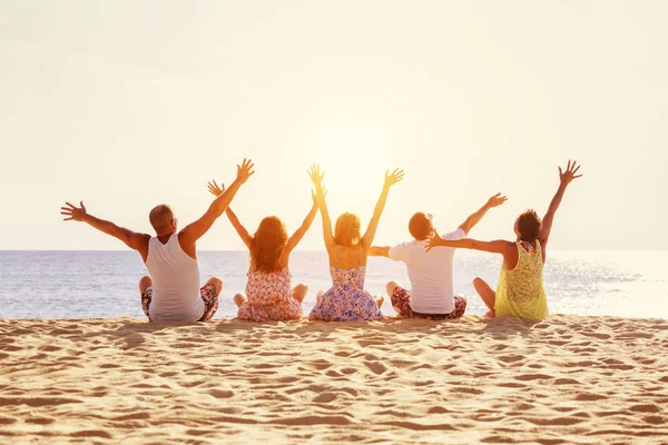 Grande família feliz ou amigos se divertindo contra a praia do pôr do sol — Fotografia de Stock