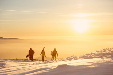 Kayak ve snowboard günbatımı dağlar, üç arkadaş