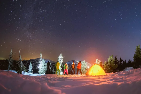 Reizen nacht camping winter concept met vrienden en tent — Stockfoto