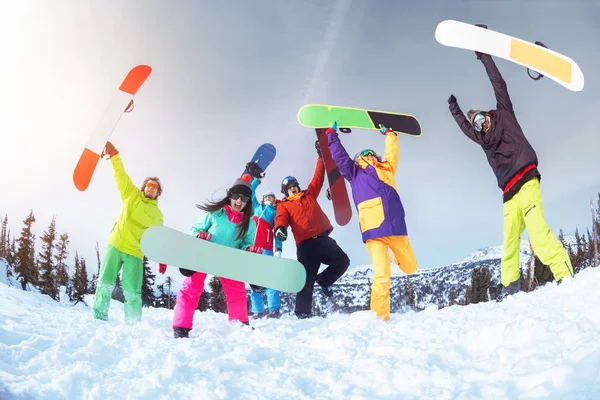 Seis amigos felizes estão se divertindo. Conceito de esqui ou snowboard — Fotografia de Stock