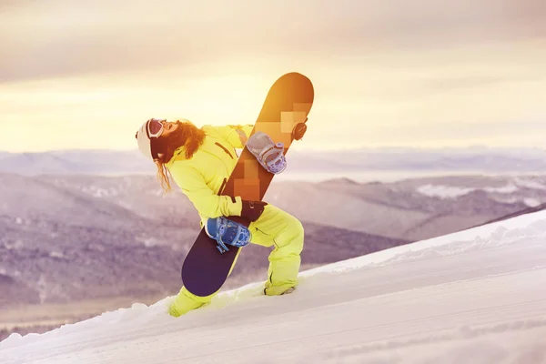 Senhora feliz snowboarder se divertindo com snowboard — Fotografia de Stock