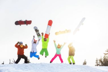 Happy beş arkadaşlar snowboard atlar ve having fun