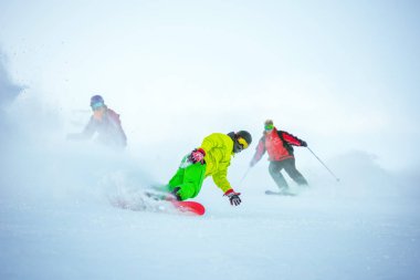 Kayak Snowboard grup ile yokuş aşağı kavramı