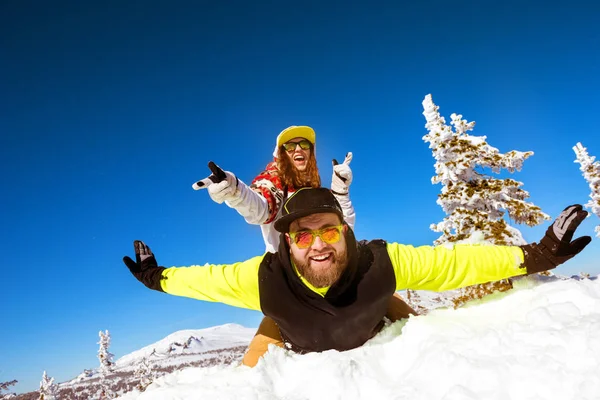 Feliz pareja divirtiéndose vacaciones de invierno — Foto de Stock