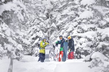 Kayakçı ve snowboard düşkünleri offpiste backcountry orman Kayak Merkezi