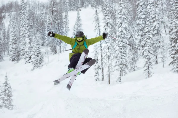 Skifahrer springt abseits der Piste Skigebiet — Stockfoto