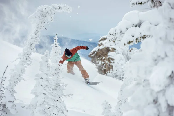 Schneller Snowboarder am Skihang — Stockfoto