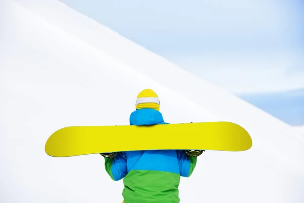 Snowboarder snowboard conceito na pista de esqui ideal backcountry — Fotografia de Stock