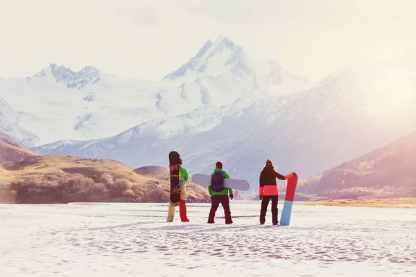 Kayak kavramı arkadaşlar snowboard dağlar — Stok fotoğraf