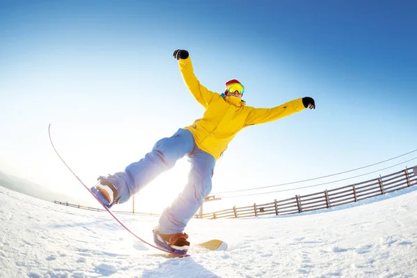 Snowboarder se divertindo saltos estância de esqui — Fotografia de Stock