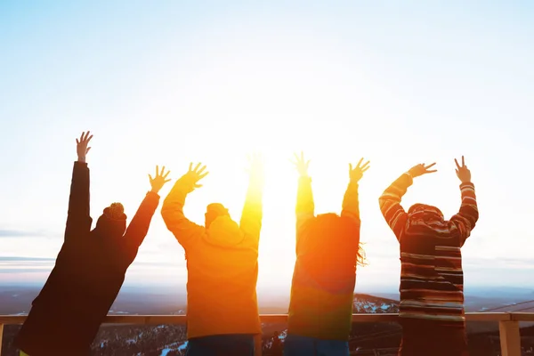 Amici amicizia divertendosi al tramonto montagne — Foto Stock