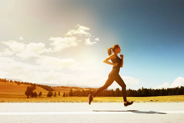 Mince fille courir autoroute santé nature à l'extérieur — Photo