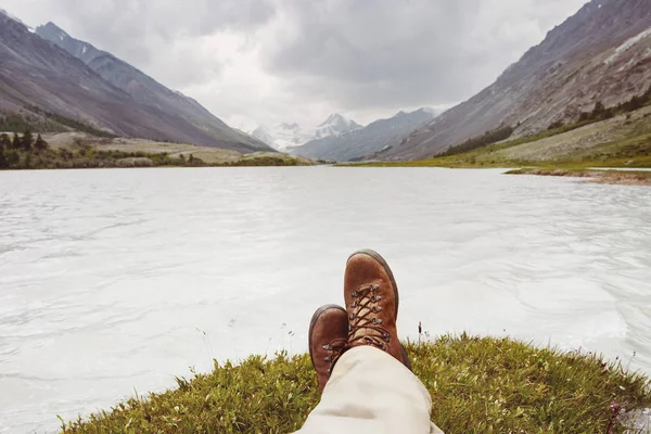 Homme jambes lac repos montagnes vue — Photo