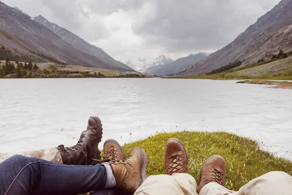Concept aventures Tourirm avec gros plan photo des jambes contre le lac de montagnes — Photo