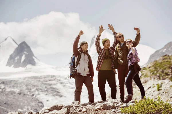 Grupo feliz amigos hace selfie montañas aventura expedición — Foto de Stock